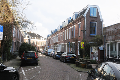 913216 Gezicht in de Obrechtstraat te Utrecht, uit het noorden, met rechts de huizen Obrechtstraat 74 -lager.